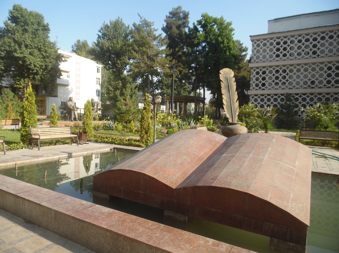Monument to Sadriddin Aini and Maxim Gorky-杜尚别必去景点