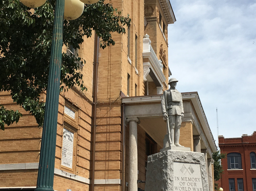 Jayhawks Raid Harrisonville-Harrisonville必去景点