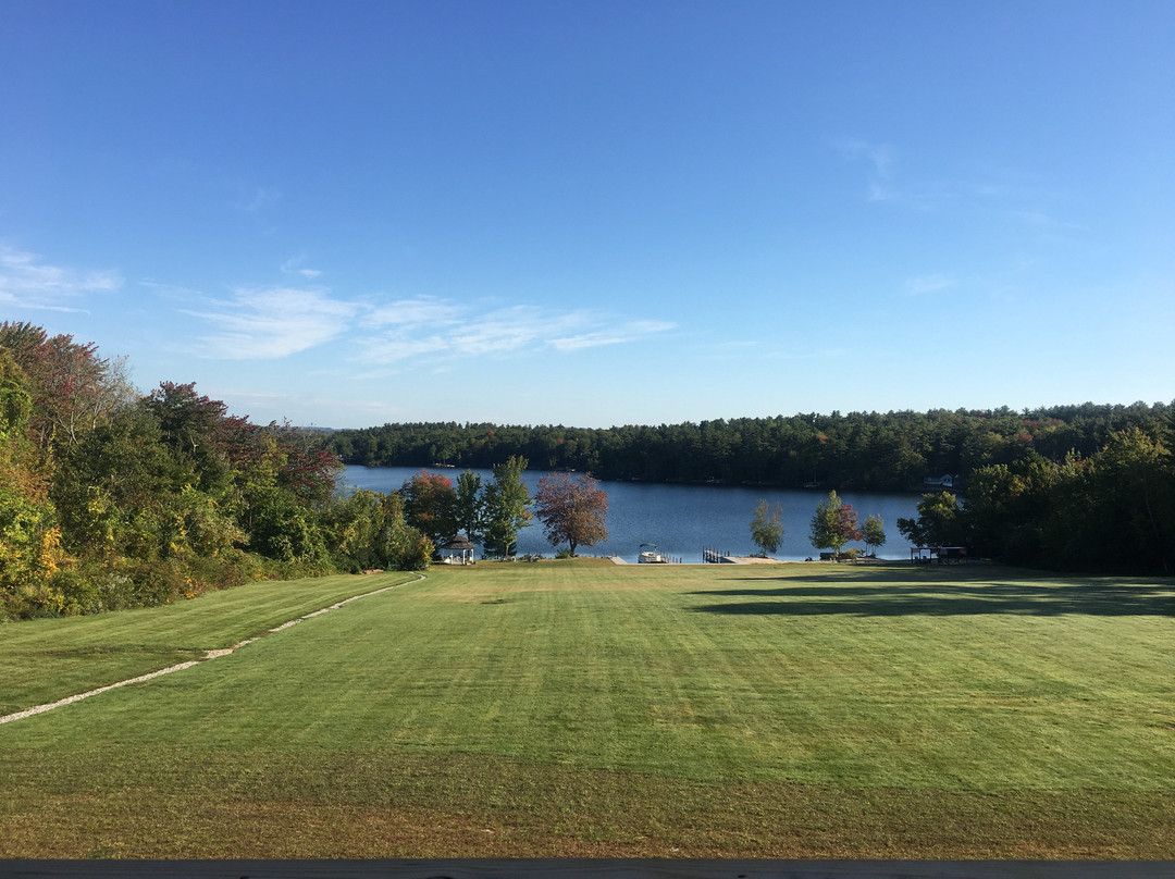 Crescent Lake Inn & Suites主图