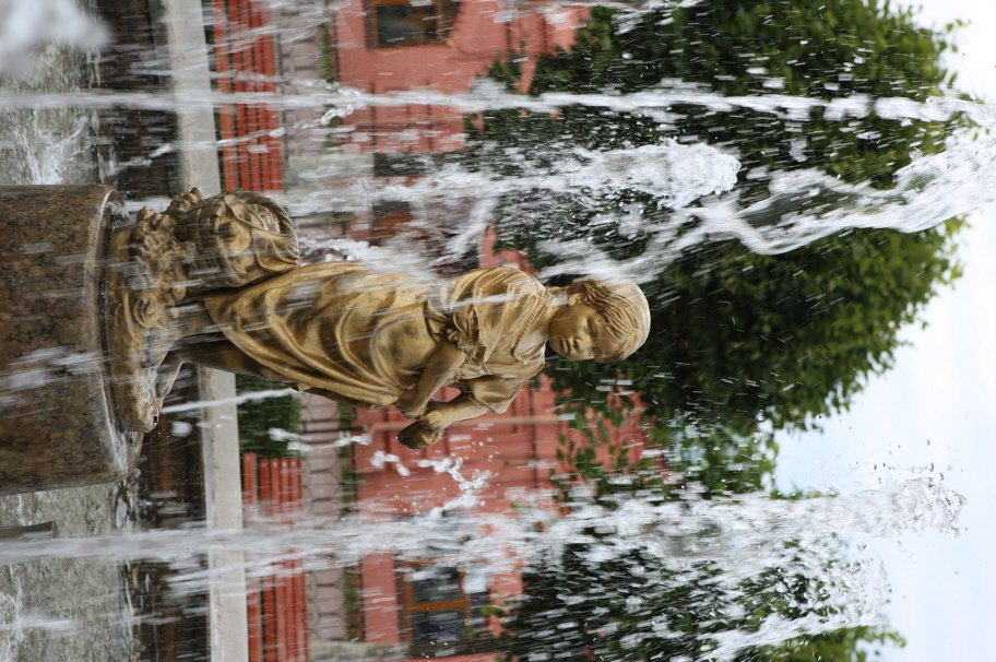 Fountain Devochka-Gribnitsa景点图片