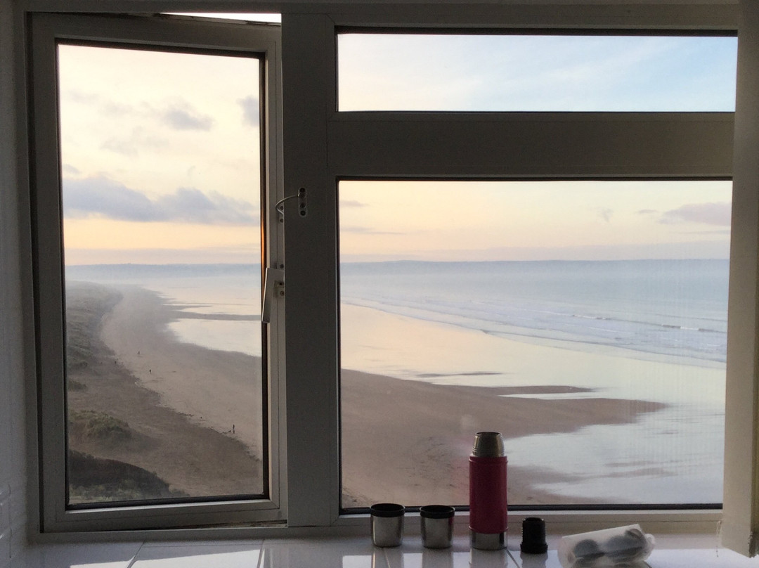 桑顿沙滩酒店主图