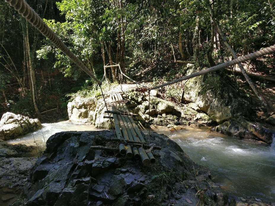 Klong Prao Waterfall (Thap Chang)景点图片