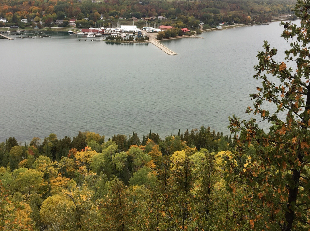 East Bluff Lookout-Gore Bay必去景点