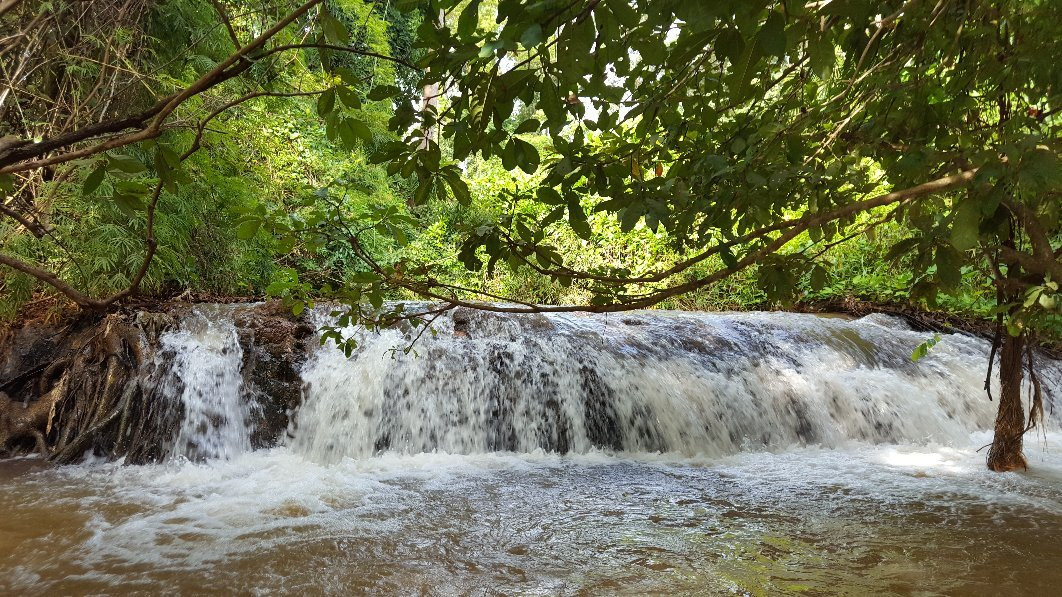 Cha Ong Waterfall景点图片