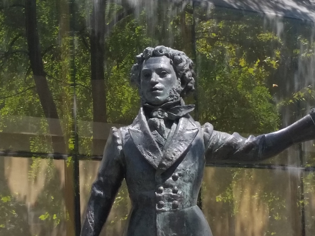 Monument to A.S. Pushkin and N.N. Goncharova-波德戈里察必去景点
