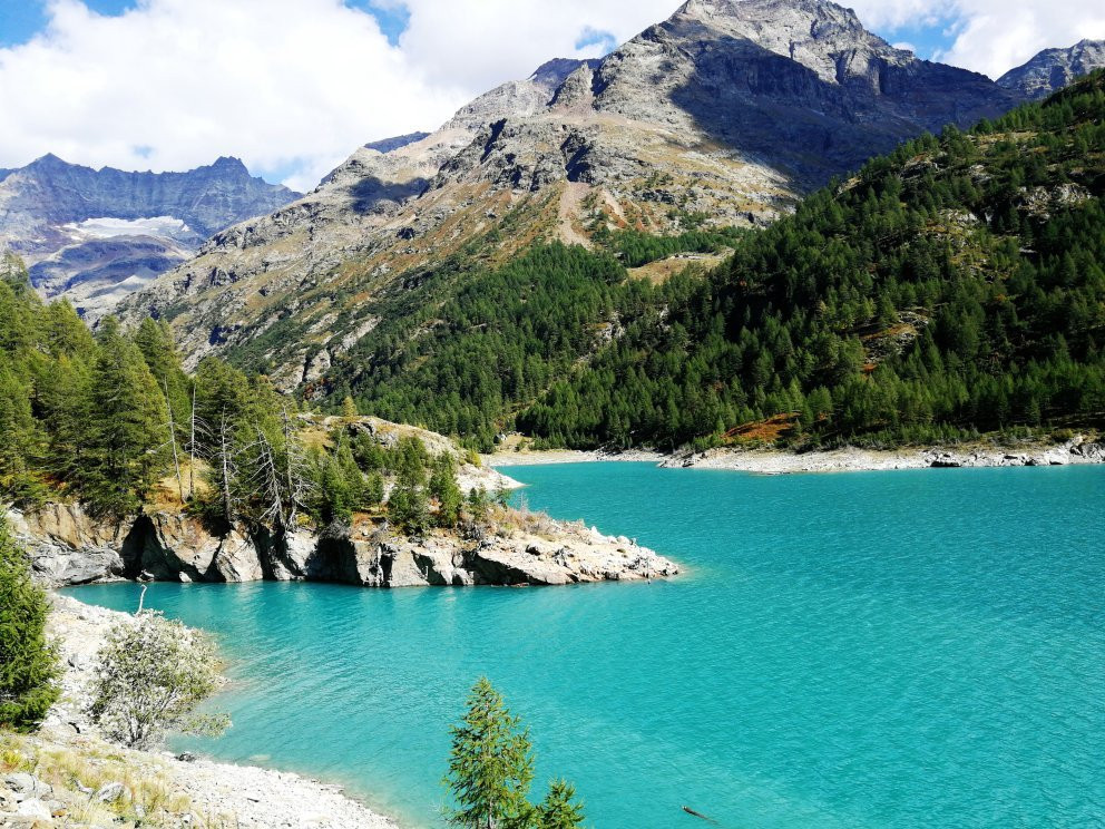 Lago di Place-Moulin景点图片