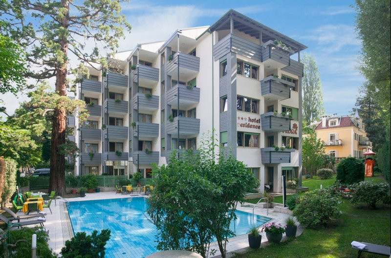 Flora Hotel & Suites