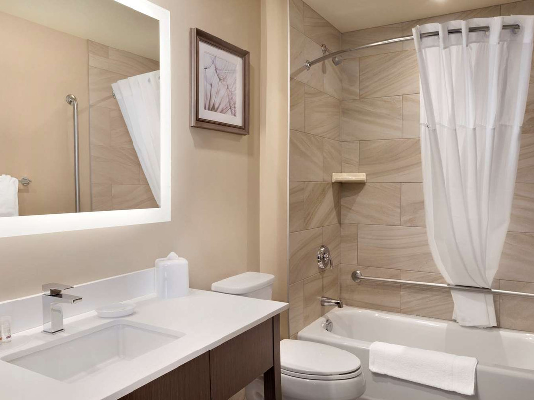 Airdrie Inn and Suites主图