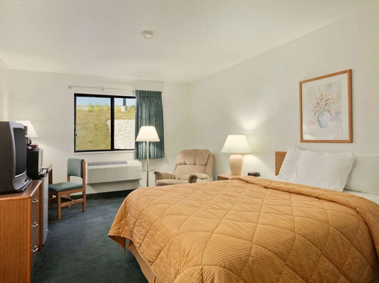 Super 8 by Wyndham Peoria East主图