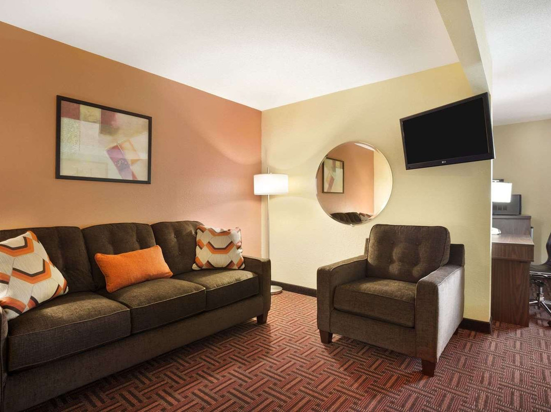 奥尔顿速8酒店主图