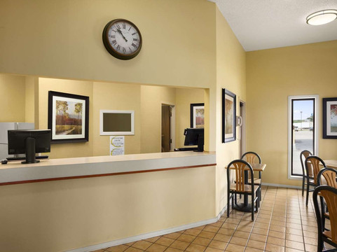 马里恩温德姆速8酒店主图