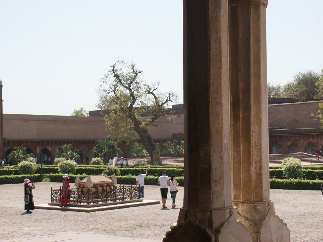 Tomb Of John Russell Colvin景点图片