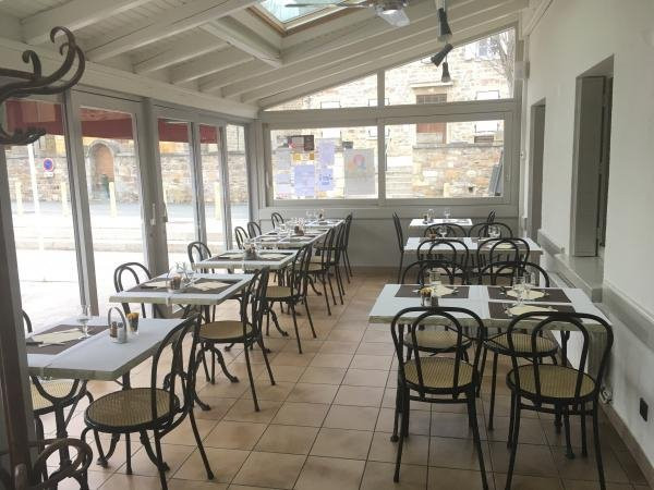 Lentilly餐馆和美食-Le Cafe  de la Place