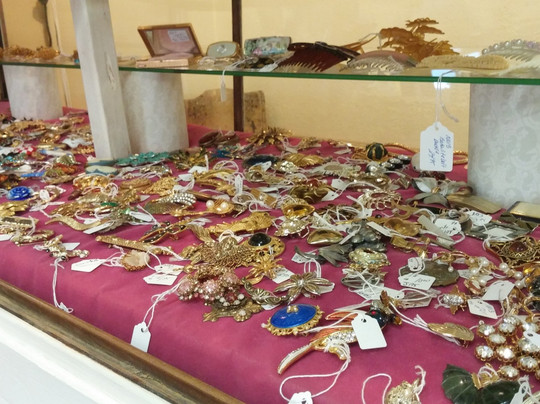 Red Queen's Attic Antiques Gifts & Collectibles-Rosenberg必去景点