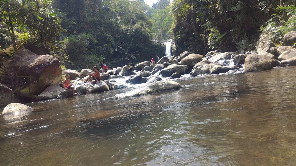 Bayan Waterfalls景点图片