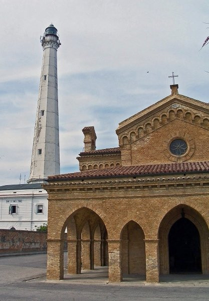 Faro di Punta Penna-瓦斯托必去景点