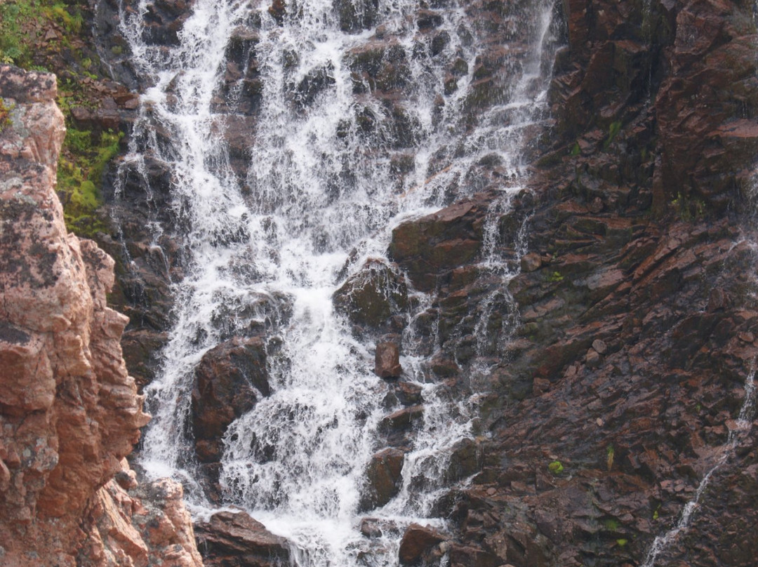 Waterfall of Maloye Batareyskoye Lake景点图片