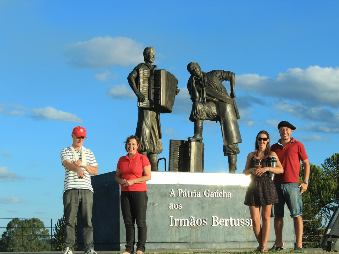 Memorial Os Bertussi-南卡希亚斯必去景点