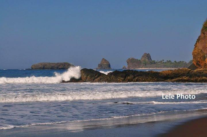 Watu Ulo Beach景点图片