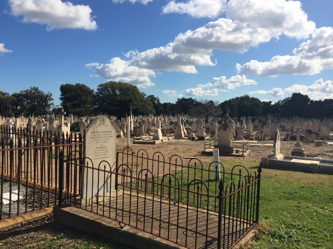 West Terrace Cemetery景点图片