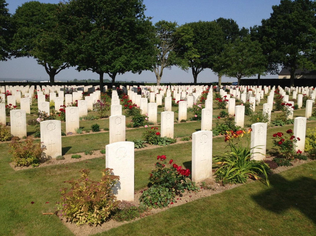 Bretteville-sur-Laize Canadian War Cemetery景点图片