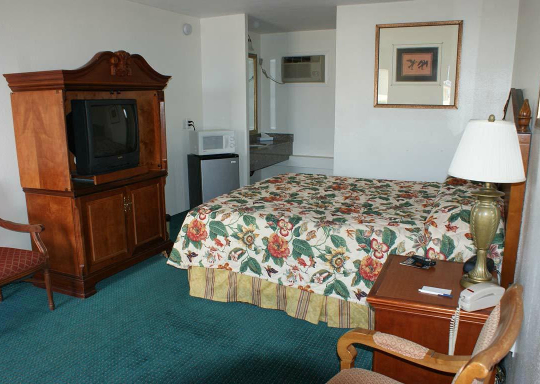 Hwy. Express Inn & Suites