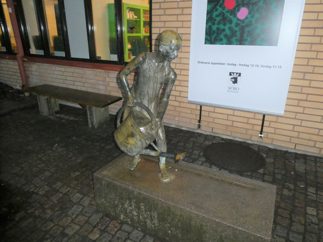 Statyn ''Flicka med vattenkanna''景点图片