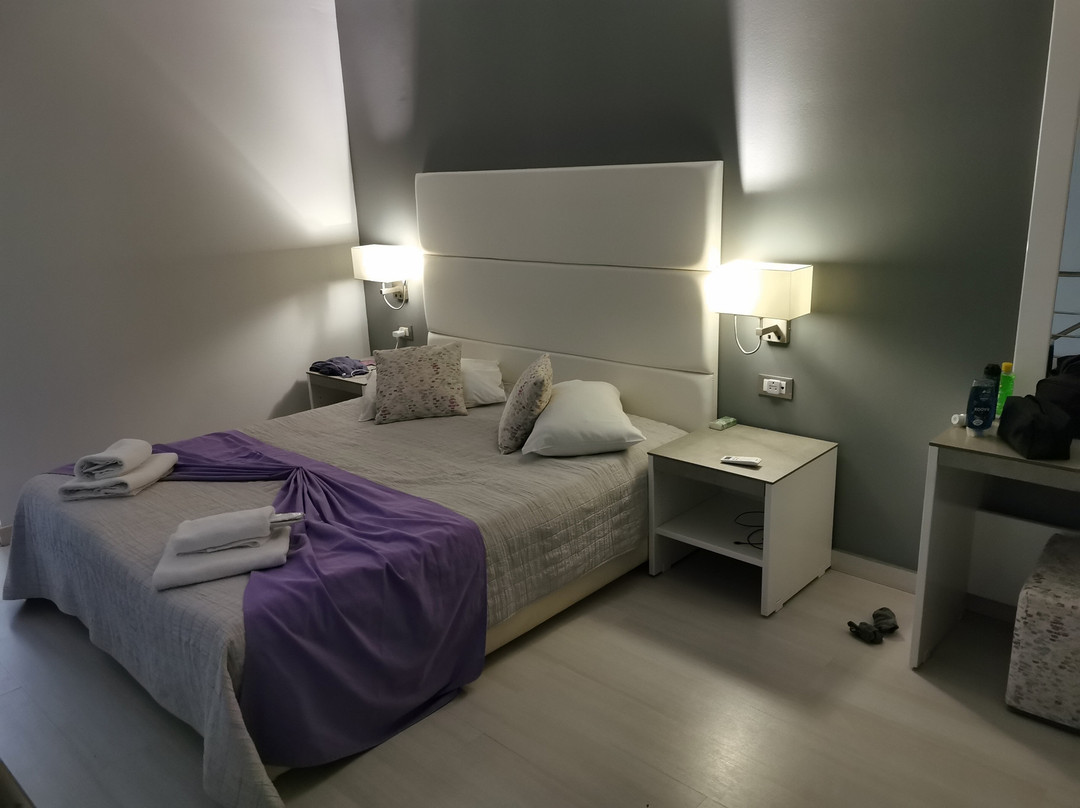 Sunrise Village Hotel主图