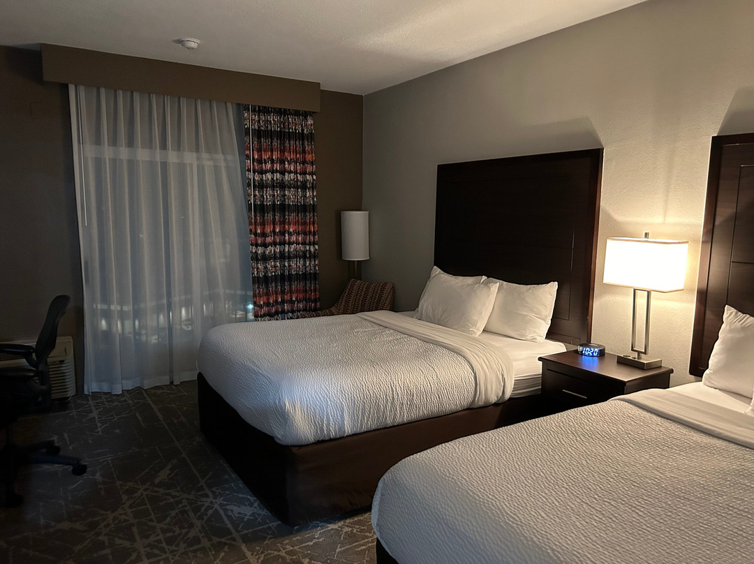 Orangewood Inn & Suites Kansas City Airport主图