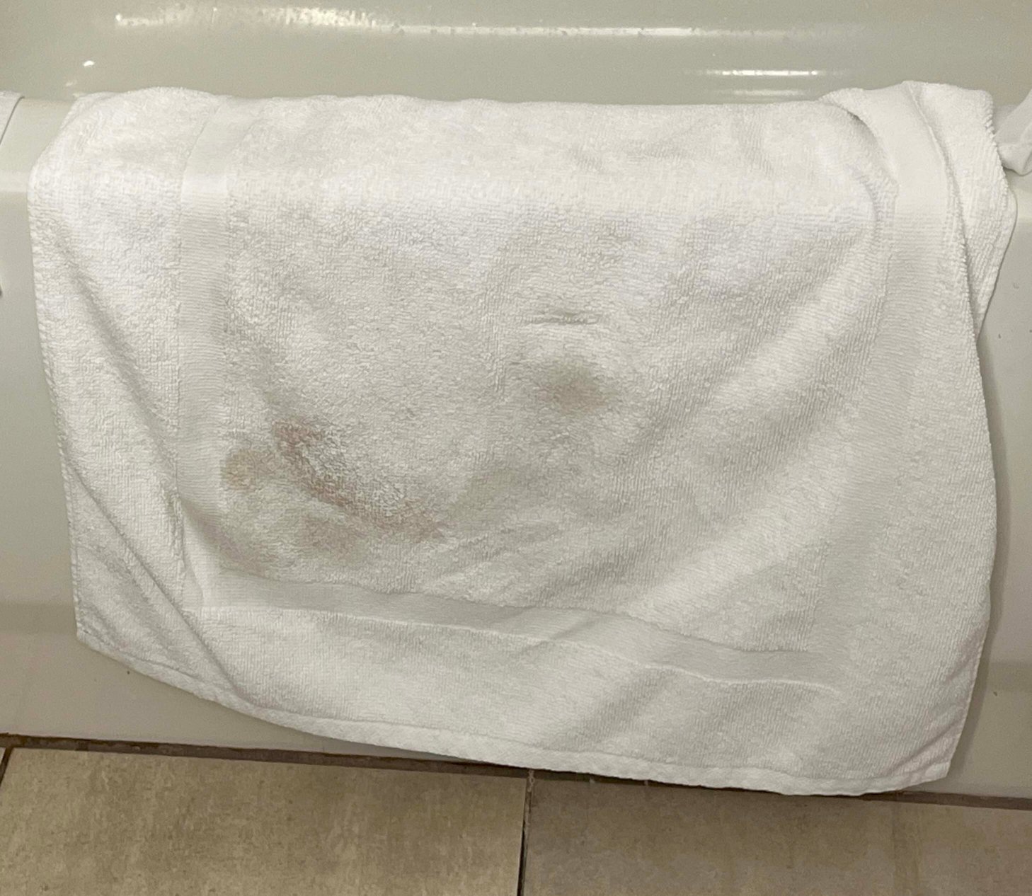 纽波特纽斯假日酒店及套房-浴室