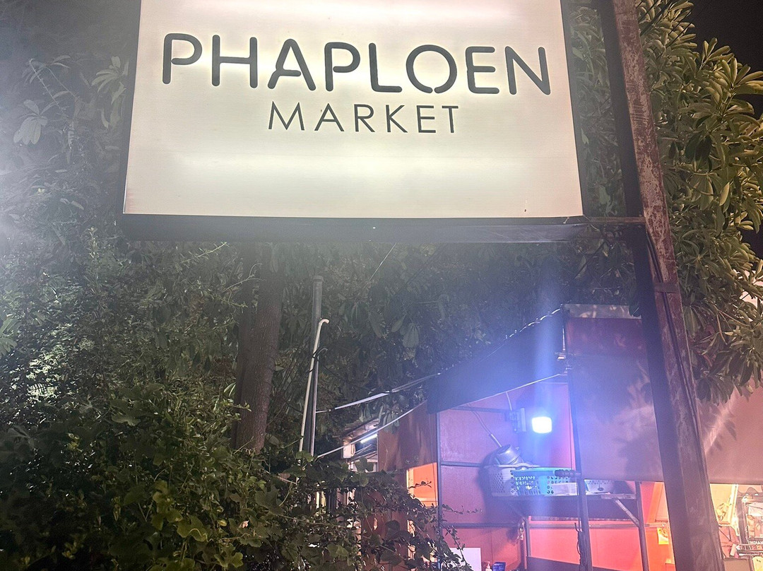 Phaploen Market景点图片
