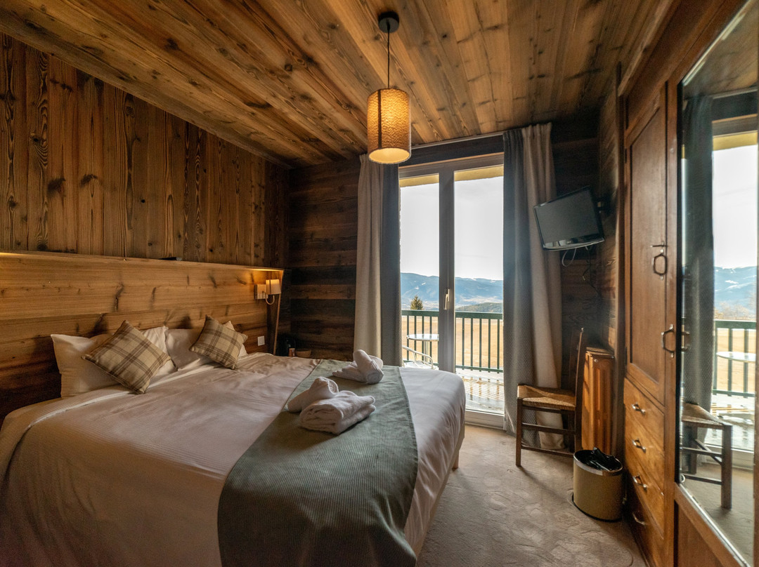 Pyrenees Hotel主图