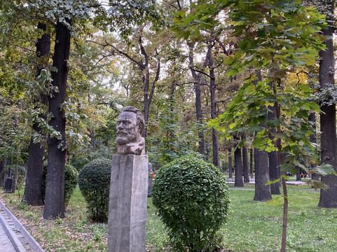 Bishkek Walks-比斯凯克必去景点