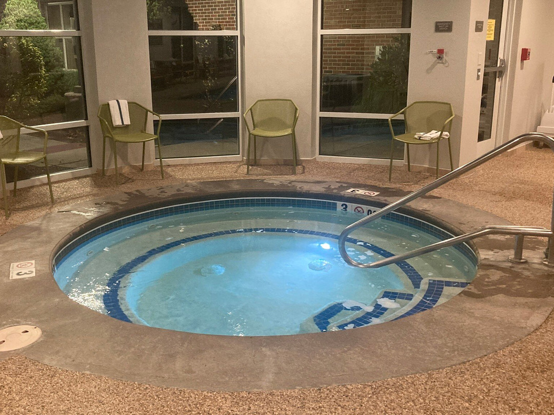 普利茅斯汉普顿酒店及套房主图