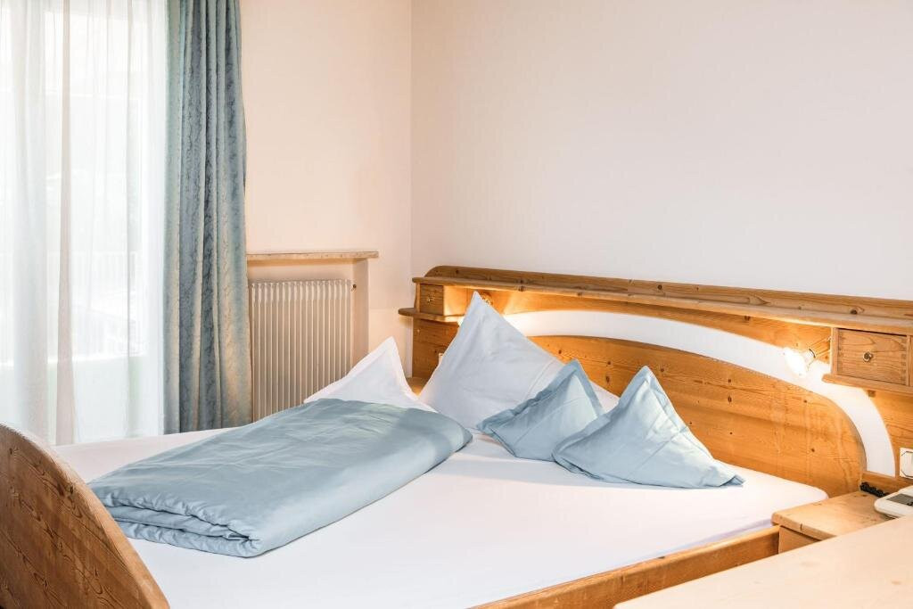 魏因加登酒店主图