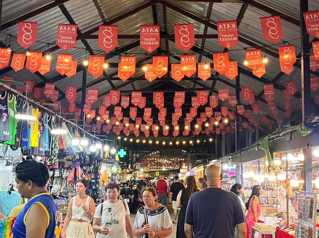 Kata Walking Street-卡塔海滩必去景点