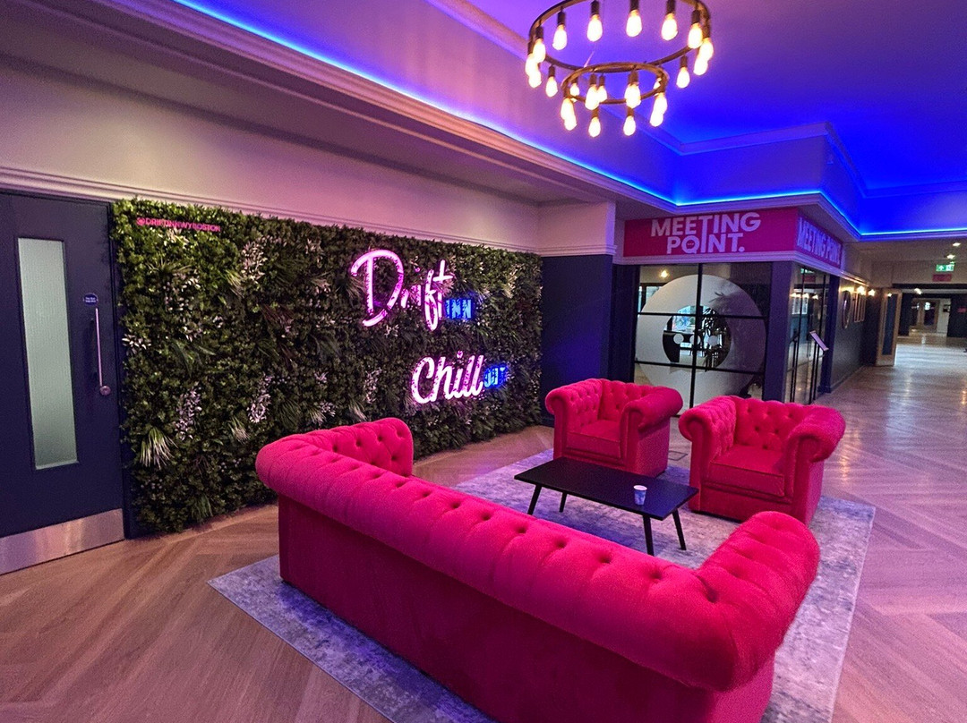 威博斯顿湖滨酒店主图