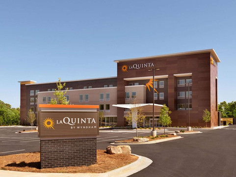 布拉塞尔顿拉昆塔温德姆套房酒店主图