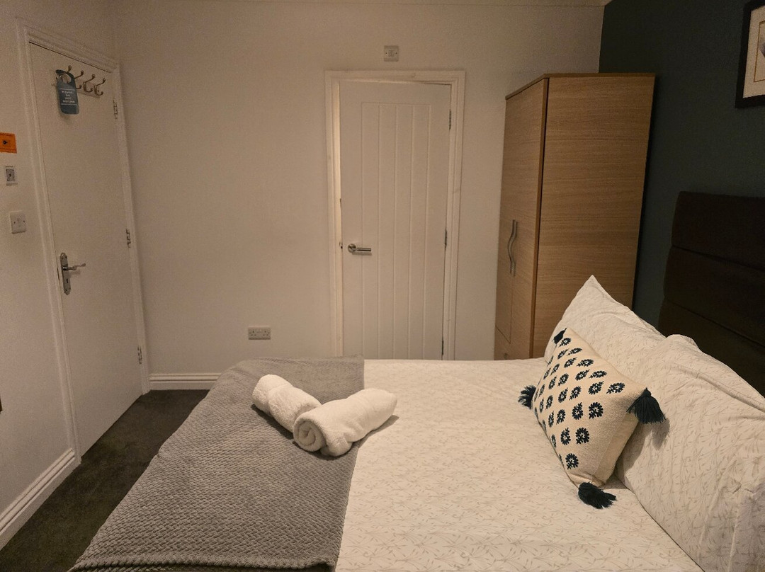 Apple House Wembley Twin Room Shared Bathroom主图