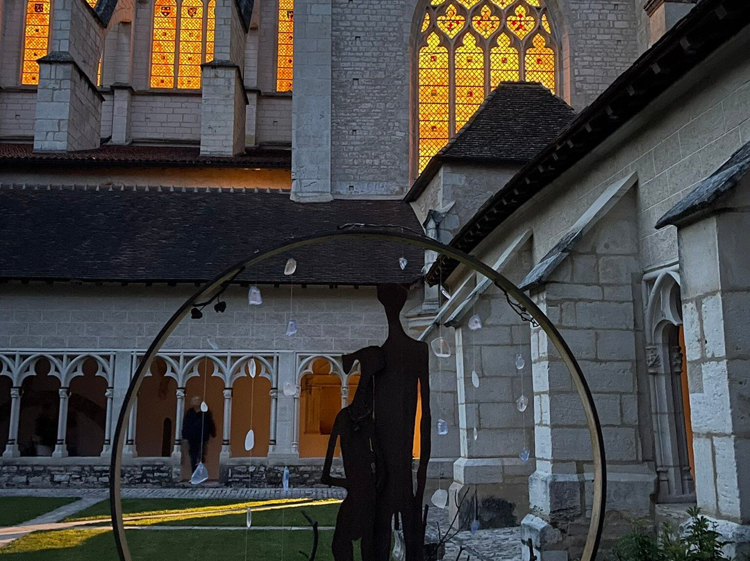 Le Cloître de la Cathédrale Saint-Vincent-索恩河畔沙隆必去景点