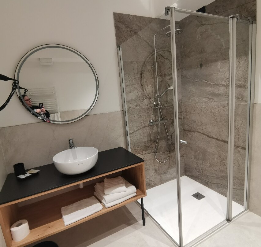 老鹰村酒店主图