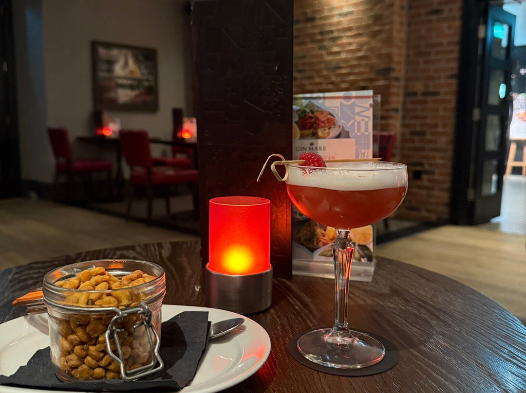 瑞丁马尔迈松酒店主图