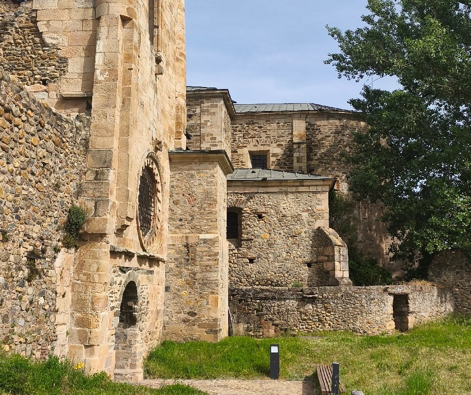 Monasterio de Santa María de Carracedo-Carracedelo必去景点