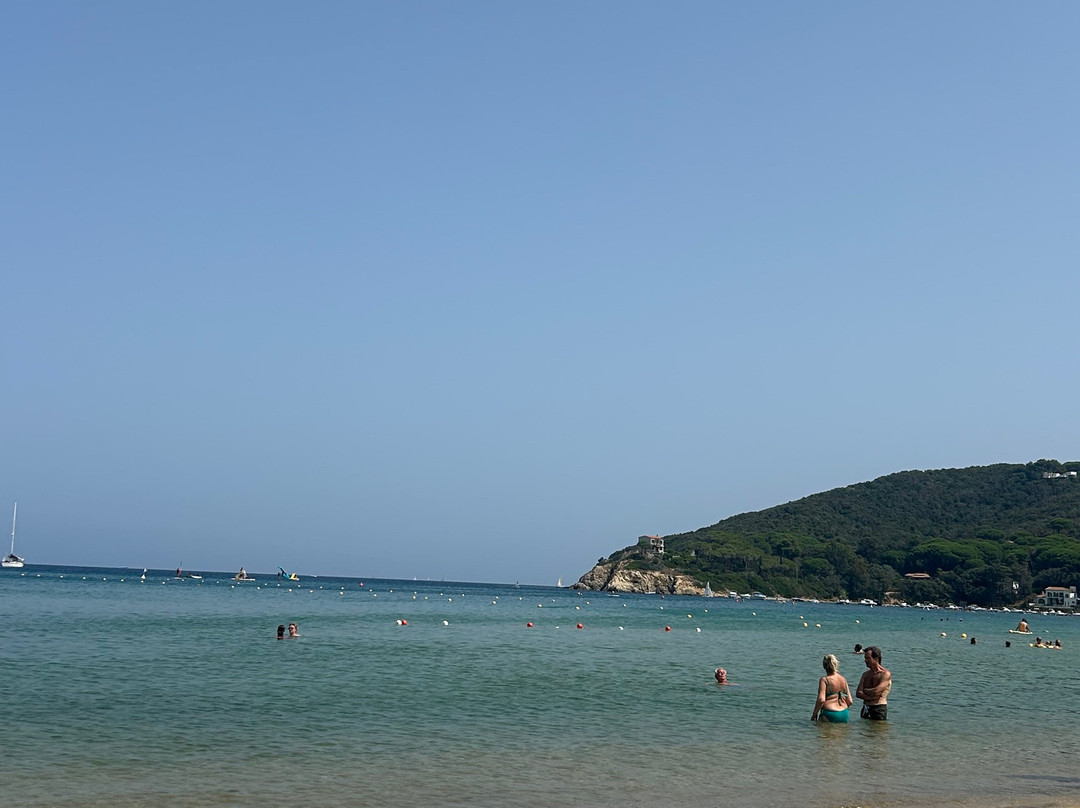 Stabilimento Balneare Il Delfino-Procchio必去景点