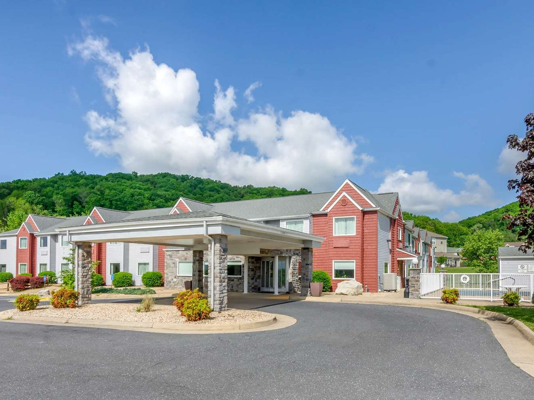 Clarion Pointe Staunton East主图