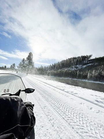 Yellowstone Snowmobiles-西黄石镇必去景点