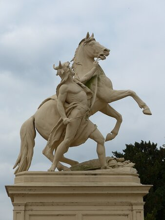 Skulpturen "Obotrit mit Pferd"景点图片