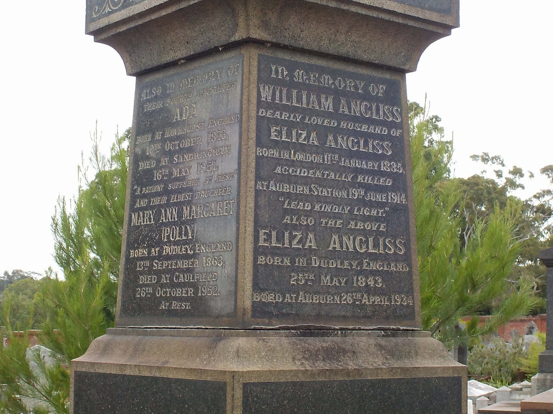 Kew Cemetery景点图片