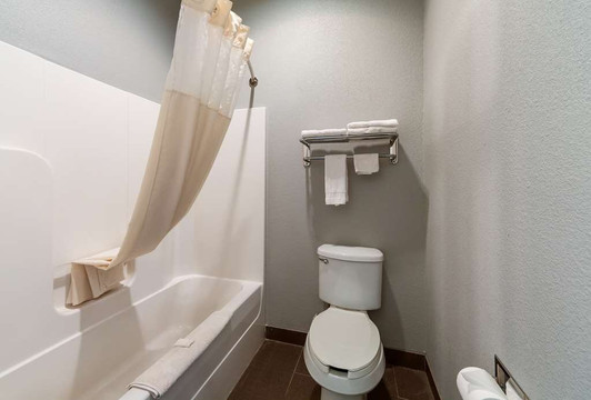 普莱森顿骑士旅馆贝尔蒙特客栈及套房酒店主图