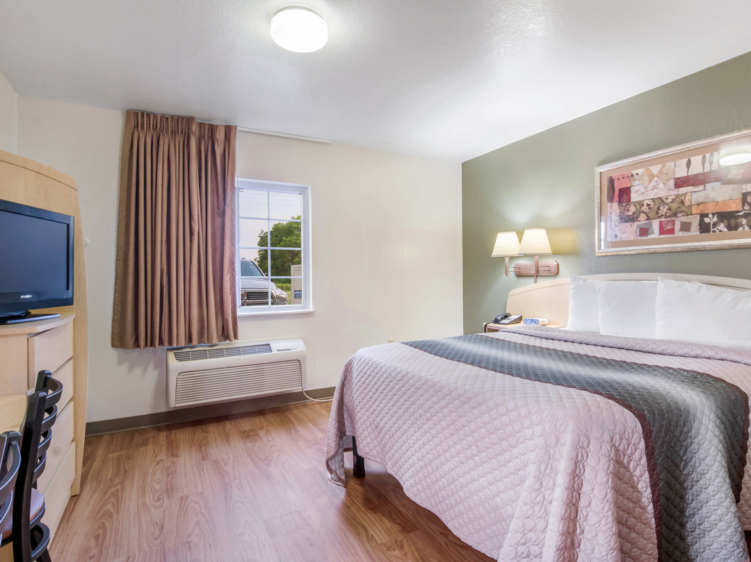 HomeTowne Studios & Suites Bentonville主图